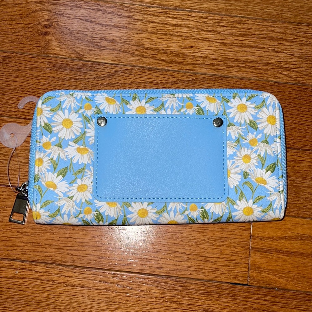 🌸NWOT- Women’s Wallet with gorgeous flowers print🌺